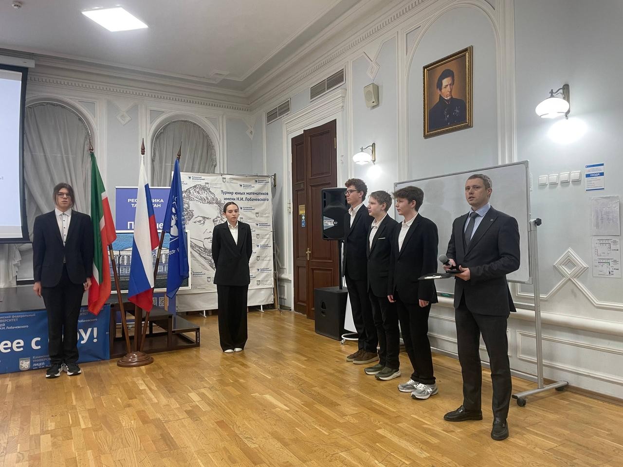 Новая неделя в лицее началась с традиционной церемонии установки государственных флагов Новая неделя в лицее началась с традиционной церемонии установки государственных флагов