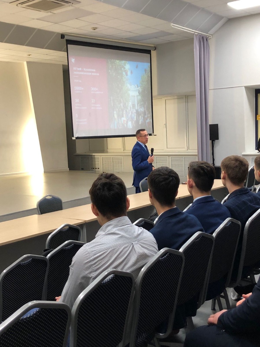 Преподаватели ИУЭиФ посетили 19 гимназию с углубленным изучением иностранных языков г. Казань с целью профориентации учащихся 10-11 классов. Преподаватели ИУЭиФ посетили 19 гимназию с углубленным изучением иностранных языков г. Казань с целью профориентации учащихся 10-11 классов.