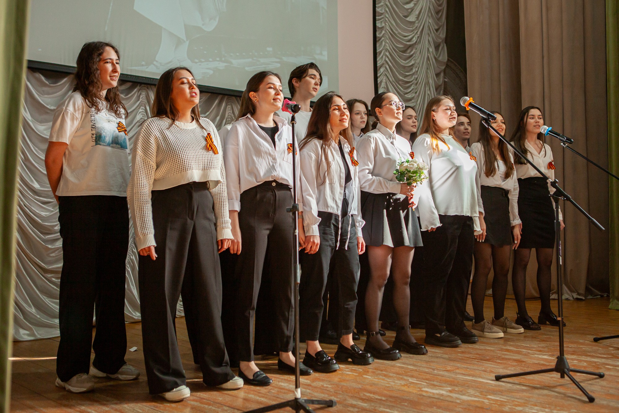 Состоялся конкурс 'Песни, вдохновляющие на подвиг' среди студентов отделения иностранных языков Состоялся конкурс 'Песни, вдохновляющие на подвиг' среди студентов отделения иностранных языков