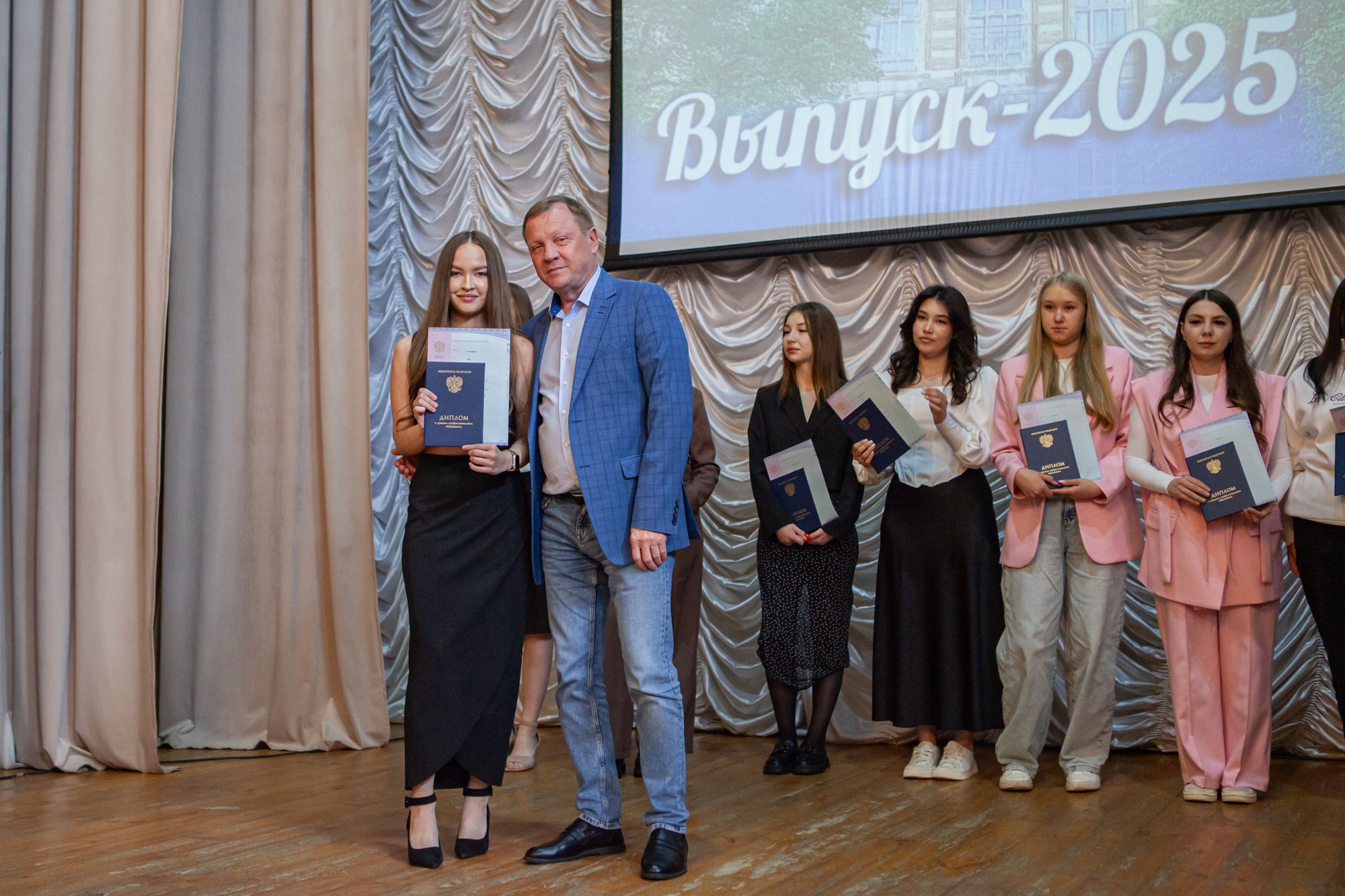 В Елабужском институте КФУ прошла церемония вручения дипломов В Елабужском институте КФУ прошла церемония вручения дипломов