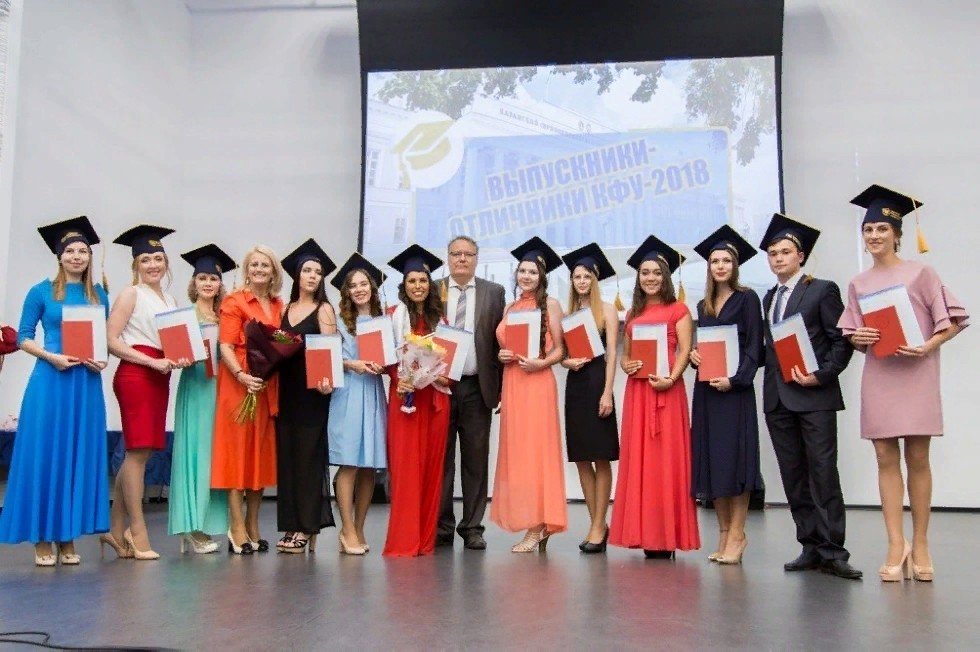 Graduates-honors of Elabuga Institute of KFU receive diplomas Magna cum Laude from the university top officials