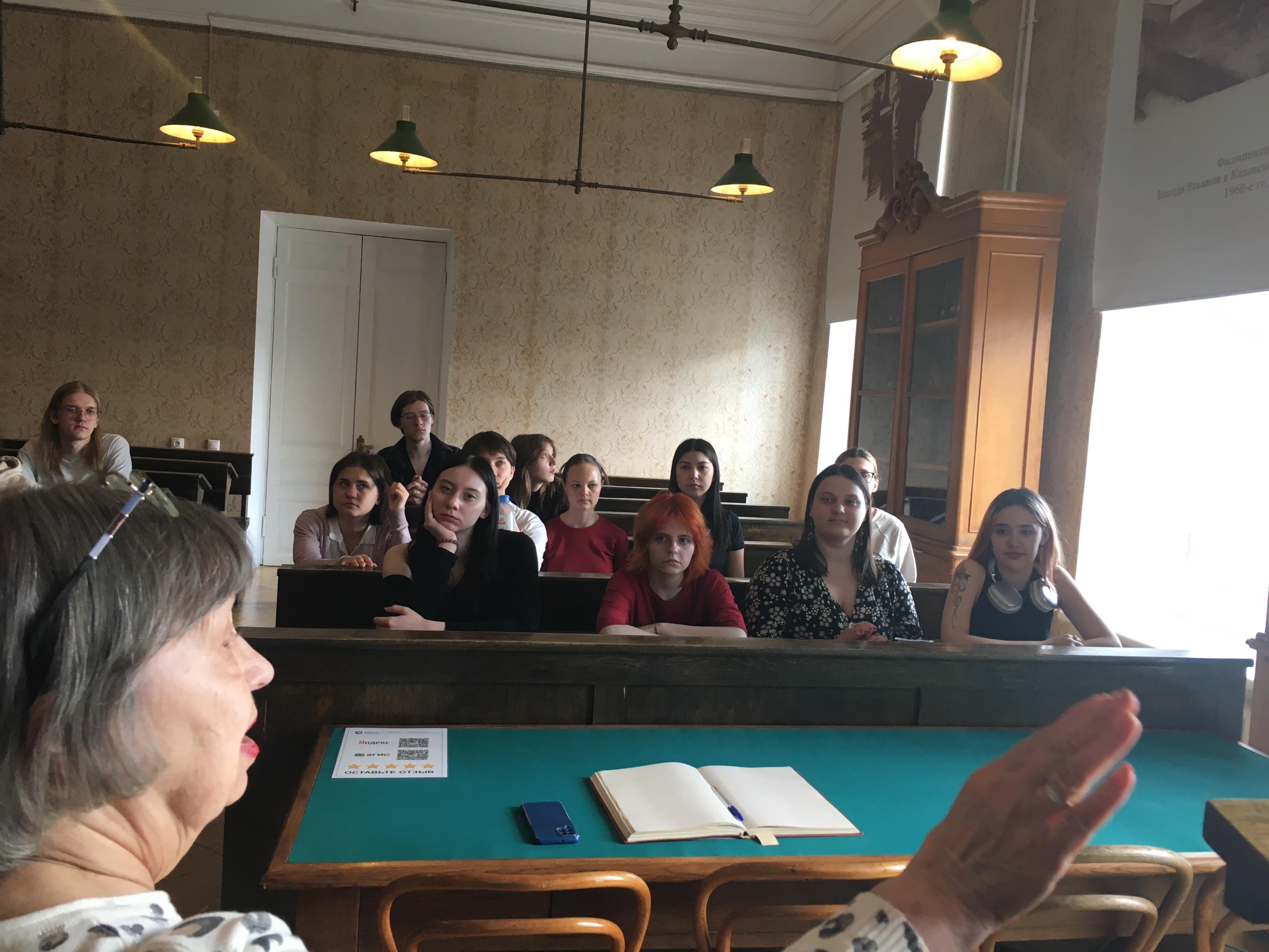 Студентам XXI века понравились парты XIX века Студентам XXI века понравились парты XIX века