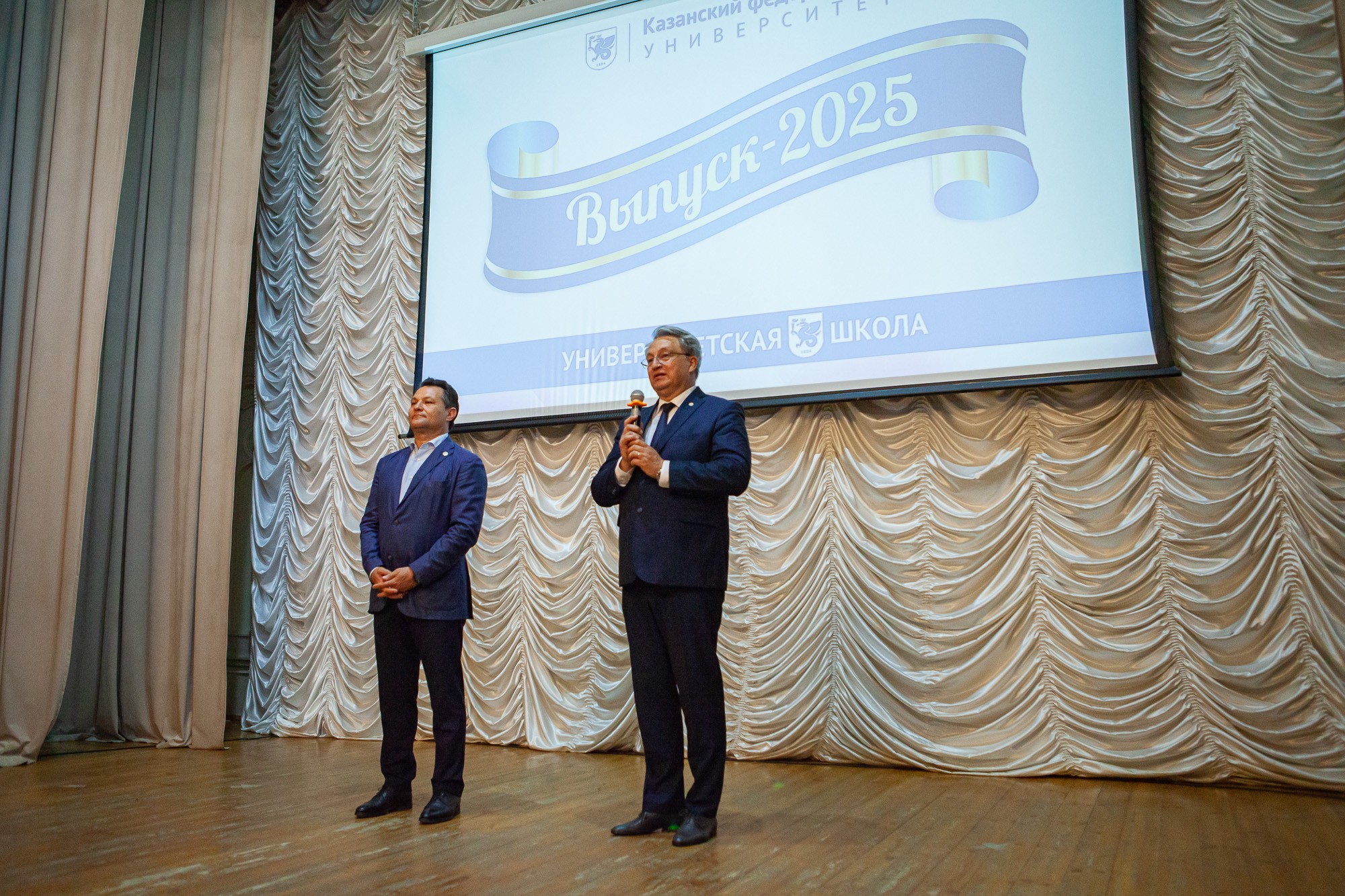 Выпускникам школы КФУ 'Университетская' торжественно вручили медали Выпускникам школы КФУ 'Университетская' торжественно вручили медали