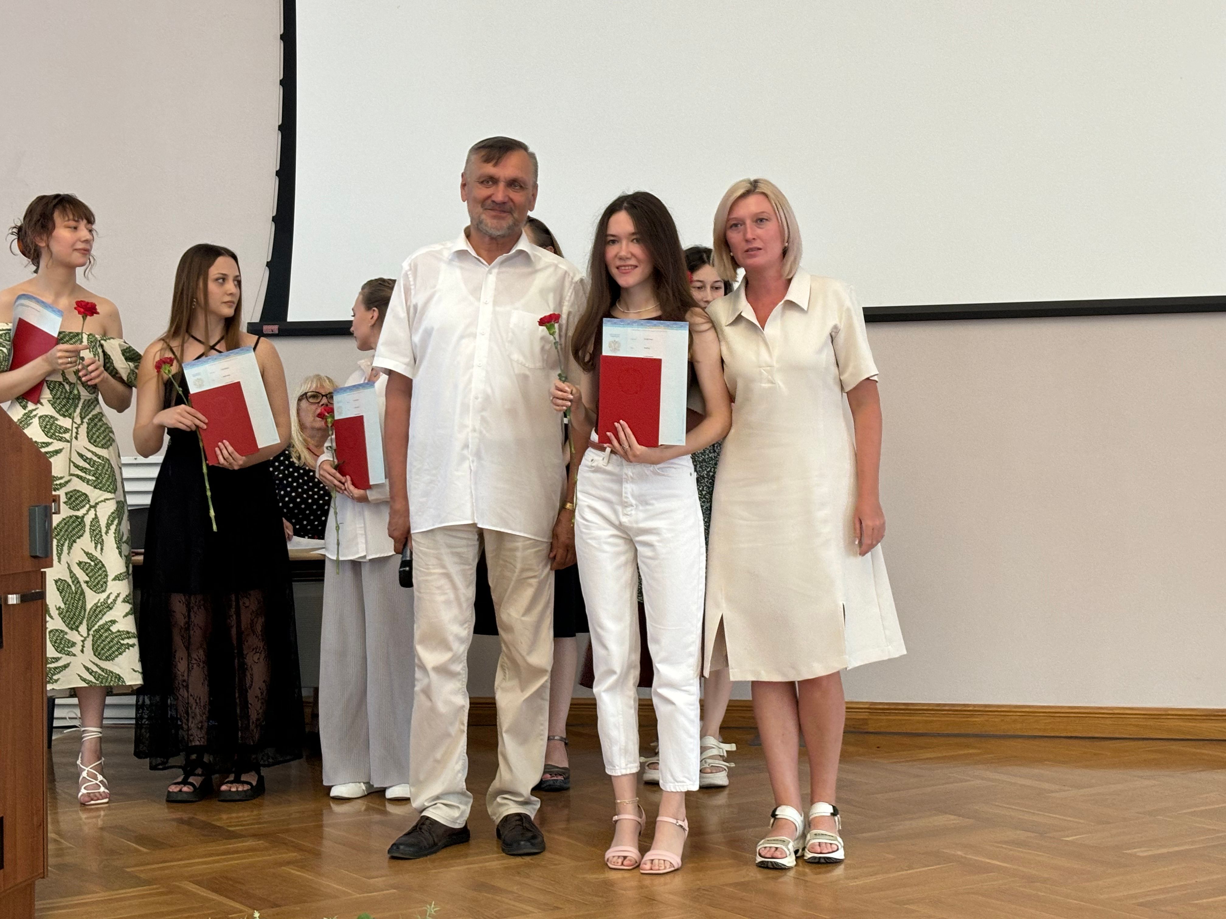 Состоялось вручение дипломов выпускникам магистратуры по программе Состоялось вручение дипломов выпускникам магистратуры по программе