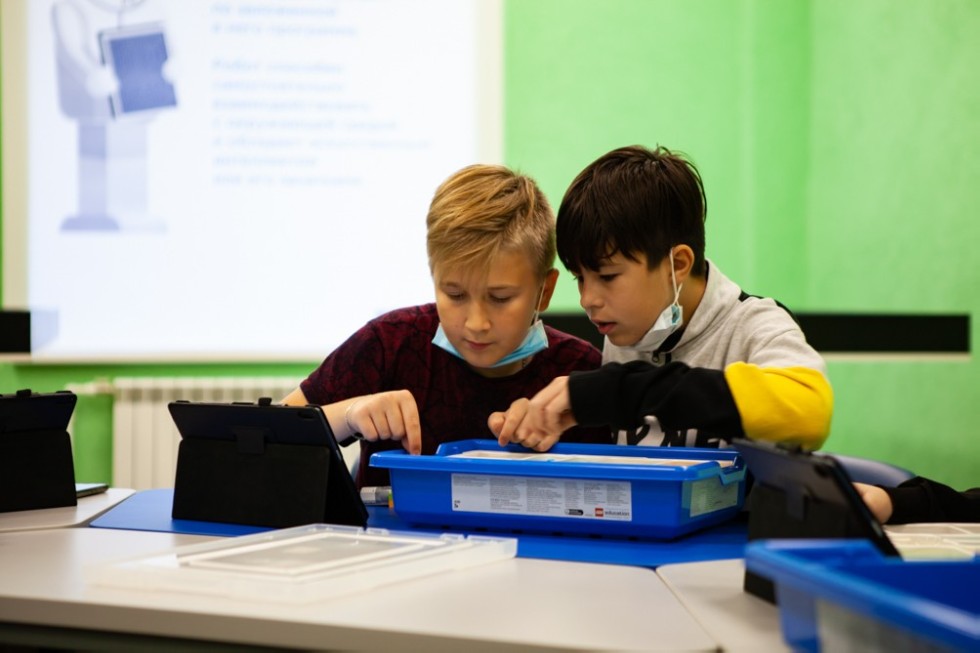 ����������