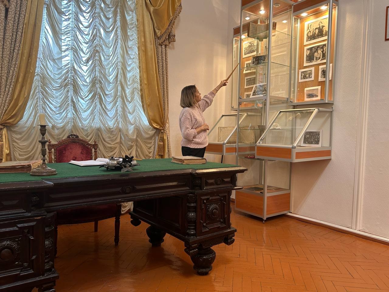 Для первокурсников провели кураторский час с посещением музея истории Елабужского института КФУ Для первокурсников провели кураторский час с посещением музея истории Елабужского института КФУ