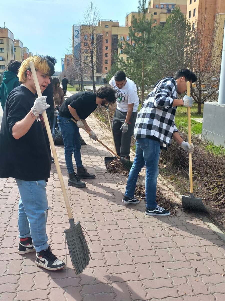 На территории Деревни Универсиады прошли субботники На территории Деревни Универсиады прошли субботники
