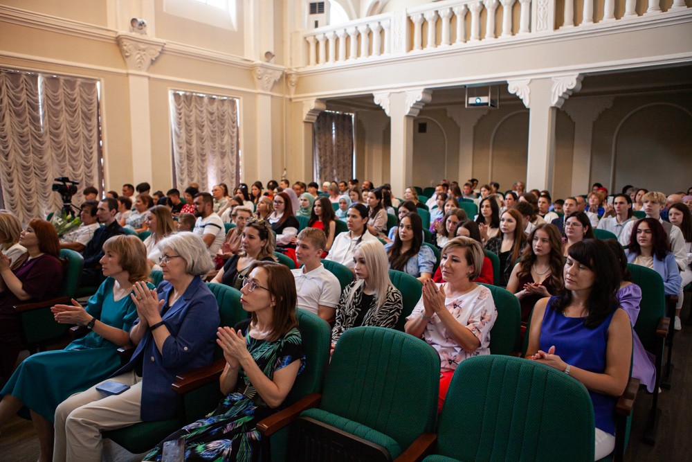 Дан старт вручению дипломов бакалаврам и магистрам Елабужского института КФУ Дан старт вручению дипломов бакалаврам и магистрам Елабужского института КФУ