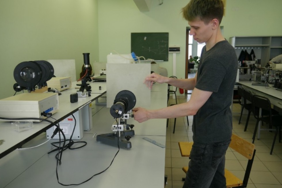 Practice in optics (laboratories �� 605, 705)