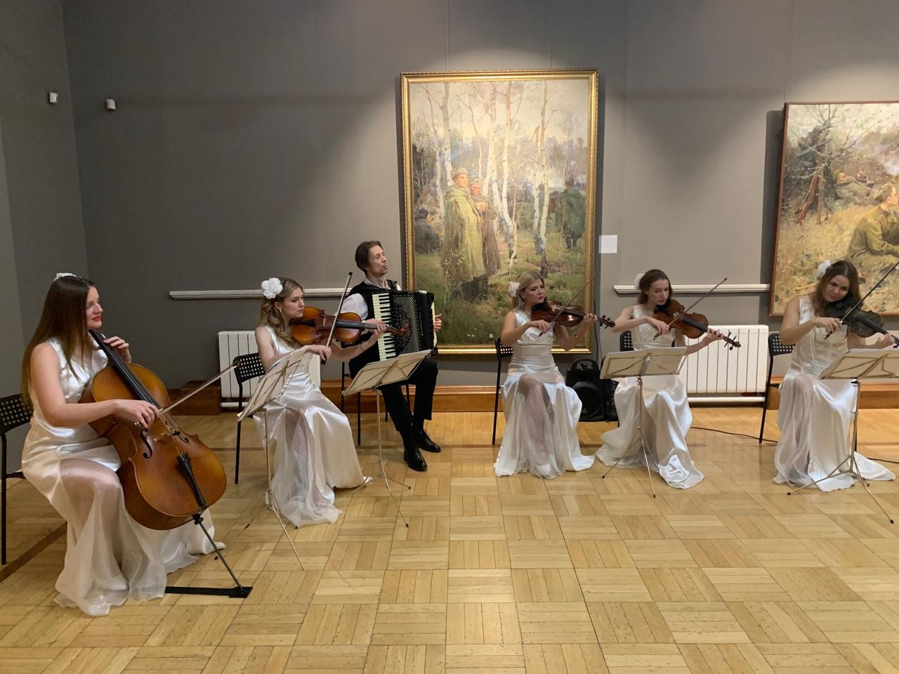 В национальной художественной галерее 'Хазинэ' открылась выставка к 80-летию Дня Победы В национальной художественной галерее 'Хазинэ' открылась выставка к 80-летию Дня Победы