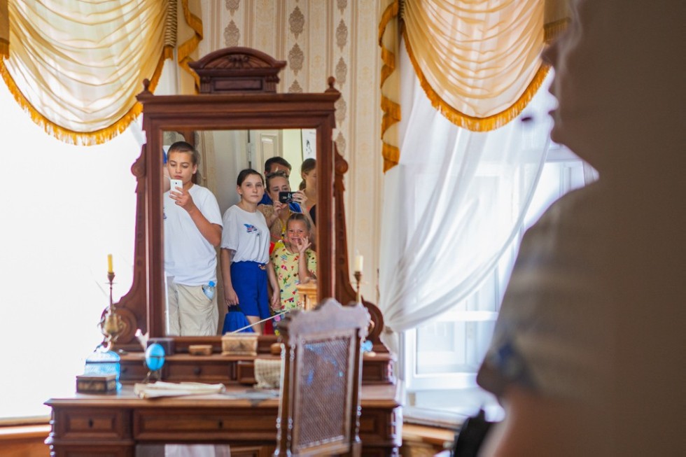 Университетская смена продолжает знакомиться с Елабугой Университетская смена продолжает знакомиться с Елабугой