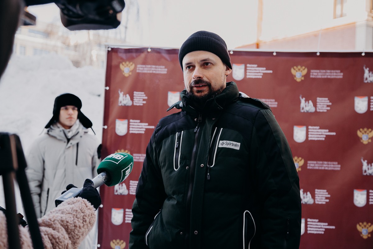 КФУ передал подарки для бойцов участникам гуманитарного автопробега 'Владивосток ? Луганск' КФУ передал подарки для бойцов участникам гуманитарного автопробега 'Владивосток ? Луганск'