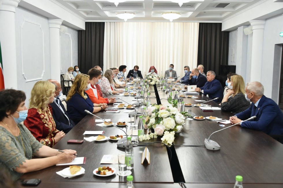 Директор Этнографического музея Елена Гущина выступала с докладом на встрече с Президентом Республики Татарстан Р.Н. Миннихановым Директор Этнографического музея Елена Гущина выступала с докладом на встрече с Президентом Республики Татарстан Р.Н. Миннихановым