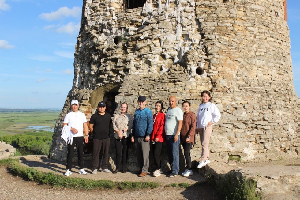 Студенты Ошского государственного педагогического университета отправились в археологическую экспедицию с Елабужским институтом КФУ
