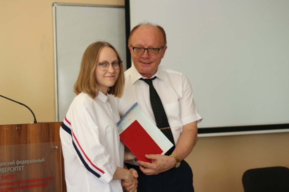 Вручение дипломов выпускникам кафедры религиоведения Вручение дипломов выпускникам кафедры религиоведения