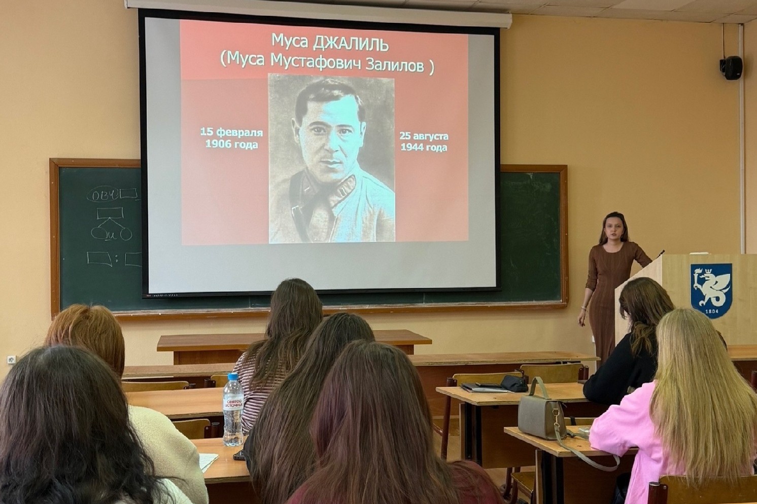 'Ну, а песня останется?': студентки Елабужского института КФУ прочитали лекцию к 120-летию Мусы Джалиля 'Ну, а песня останется?': студентки Елабужского института КФУ прочитали лекцию к 120-летию Мусы Джалиля