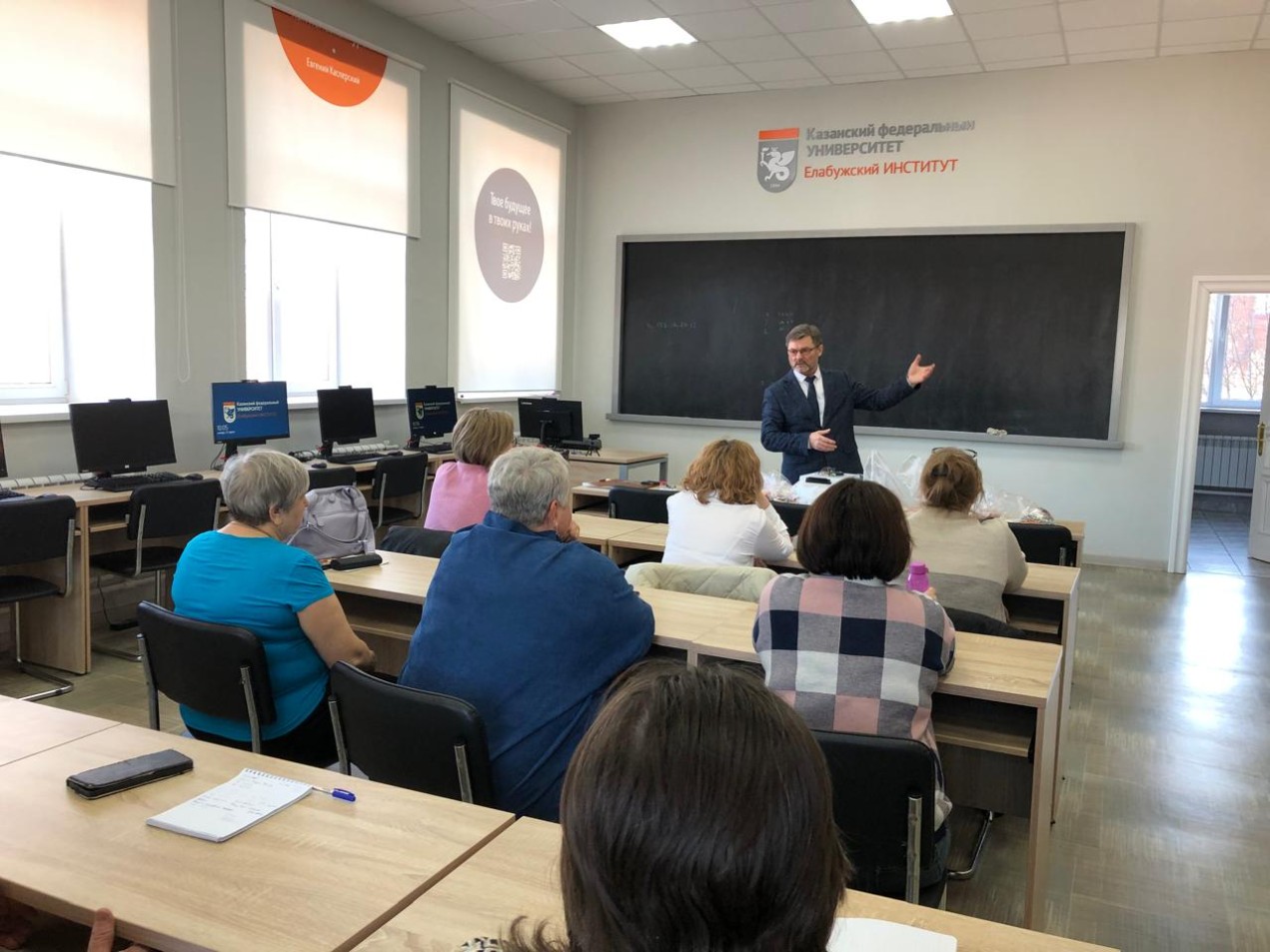 Учителя физики и математики Республики Татарстан прошли обучение на курсах повышения квалификации Учителя физики и математики Республики Татарстан прошли обучение на курсах повышения квалификации