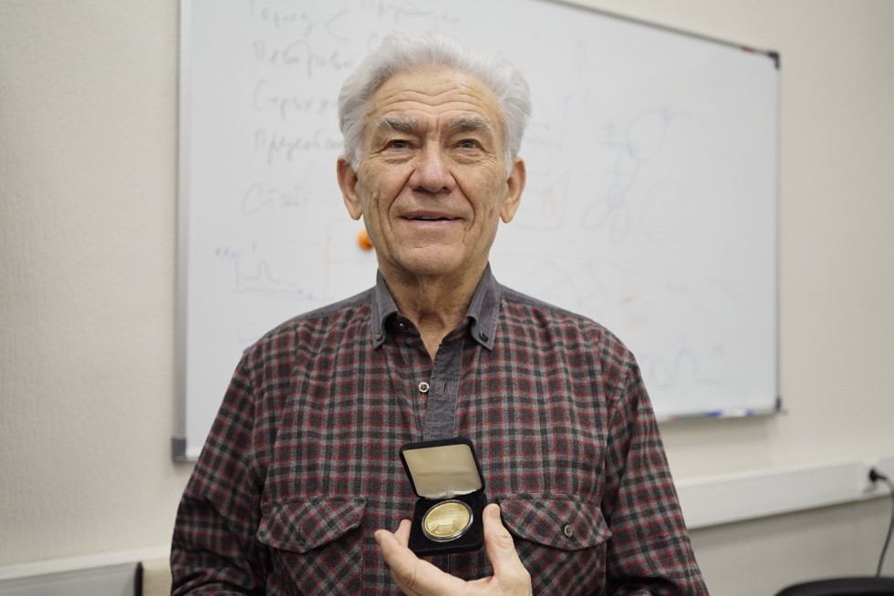 Professor Of the Institute of physics was awarded the gold medal ,award,state,medal