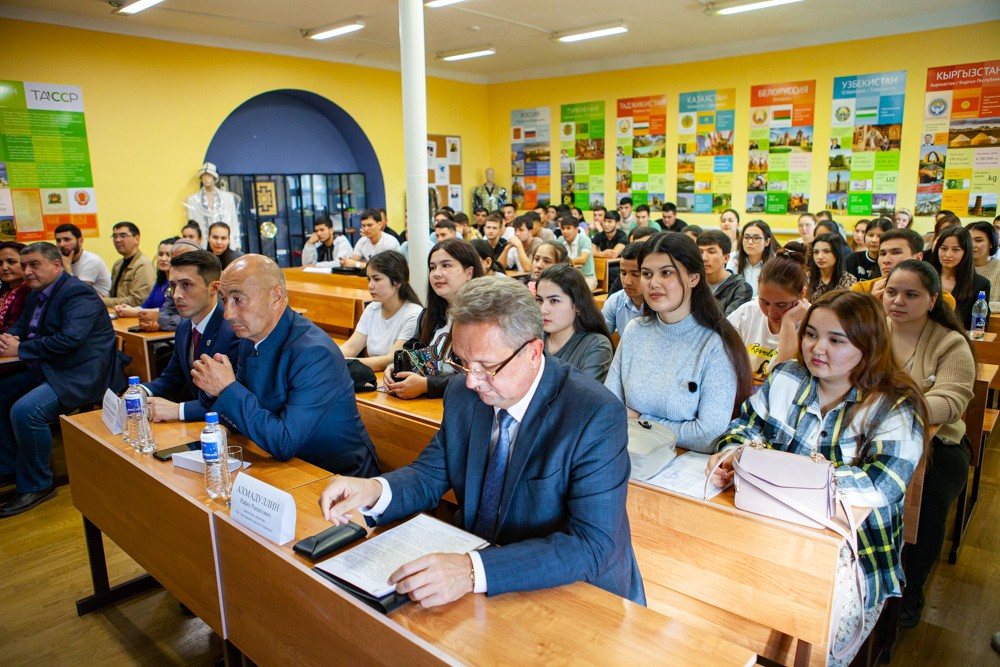 В Елабужском институте КФУ прошла встреча с иностранными студентами В Елабужском институте КФУ прошла встреча с иностранными студентами