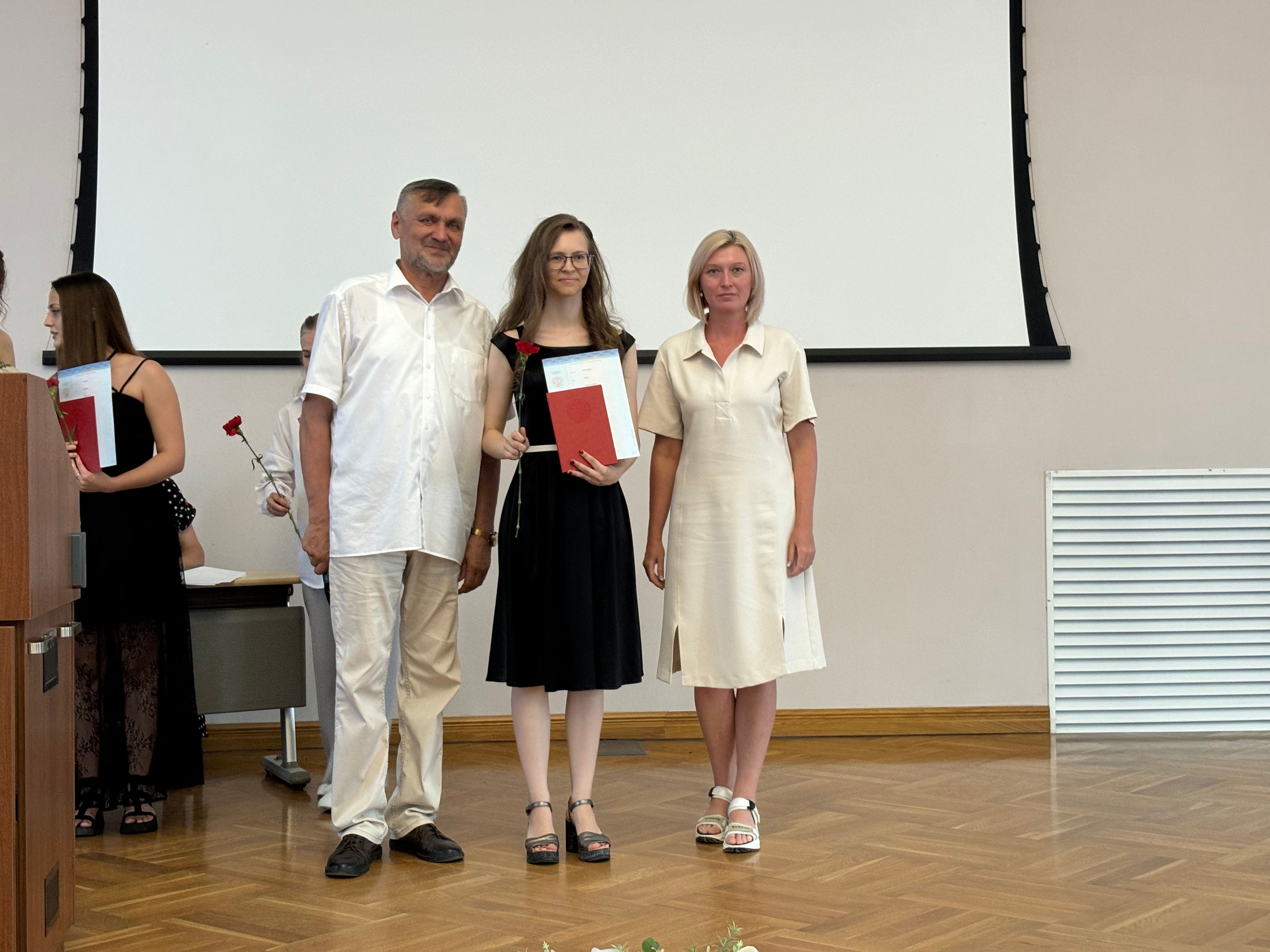 Состоялось вручение дипломов выпускникам магистратуры по программе Состоялось вручение дипломов выпускникам магистратуры по программе