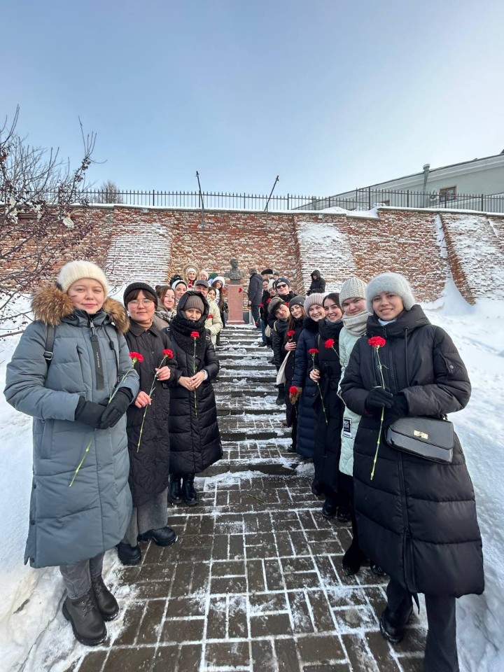 КФУның ректор бакчасында герой-шагыйрь Муса Җәлилне искә алдылар КФУның ректор бакчасында герой-шагыйрь Муса Җәлилне искә алдылар