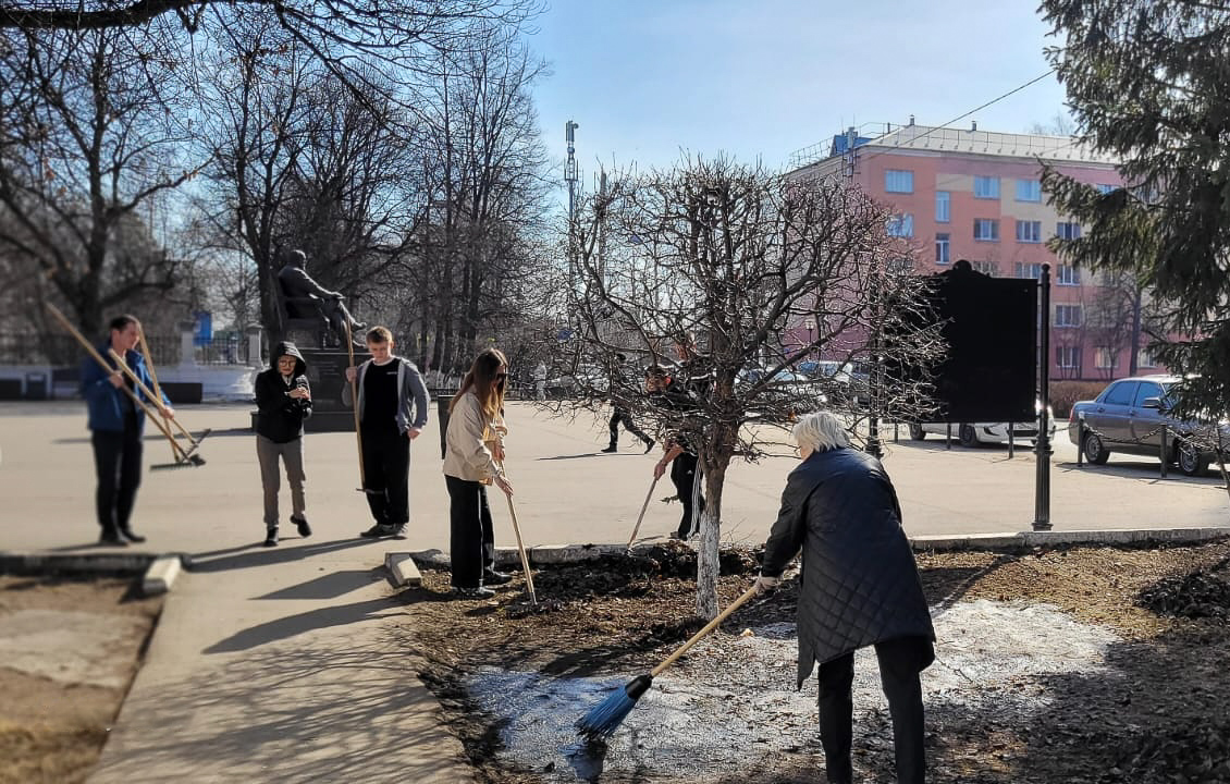 В Елабужском институте КФУ начался двухмесячник по благоустройству и озеленению территории В Елабужском институте КФУ начался двухмесячник по благоустройству и озеленению территории