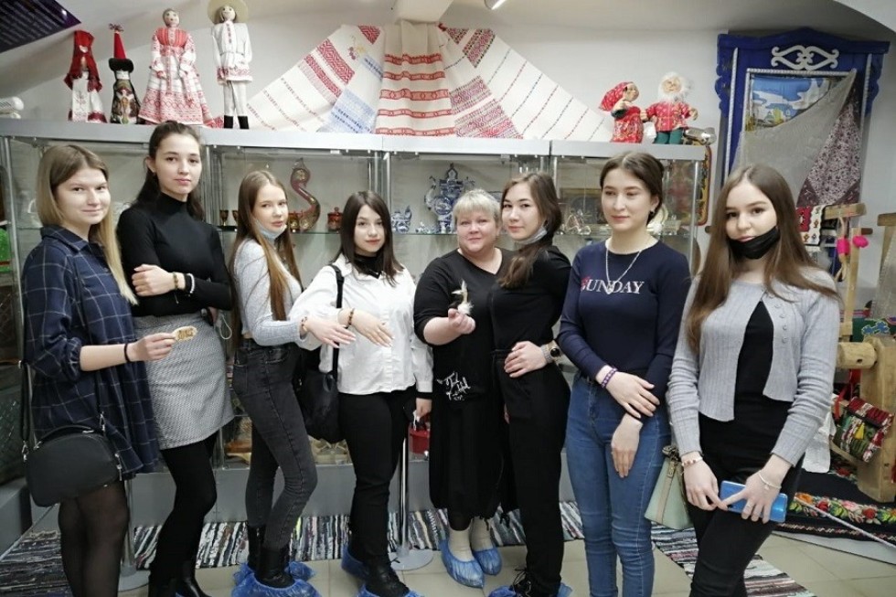 Студенты Елабужского института КФУ посетили Музей-мастерскую декоративно-прикладного искусства Студенты Елабужского института КФУ посетили Музей-мастерскую декоративно-прикладного искусства