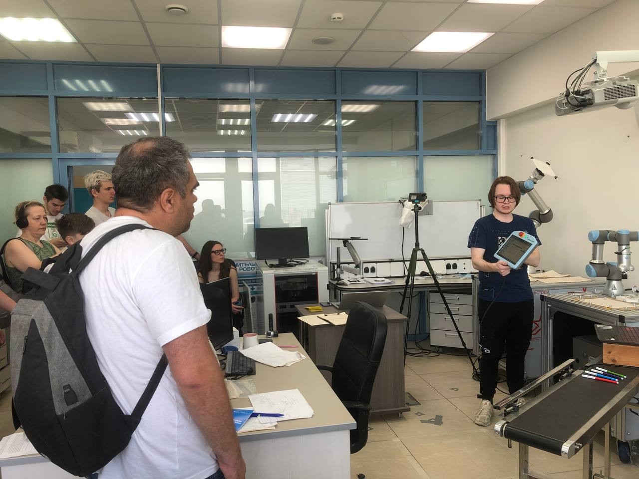 Визит 'Школы 21' в Лабораторию интеллектуальных робототехнических систем Визит 'Школы 21' в Лабораторию интеллектуальных робототехнических систем
