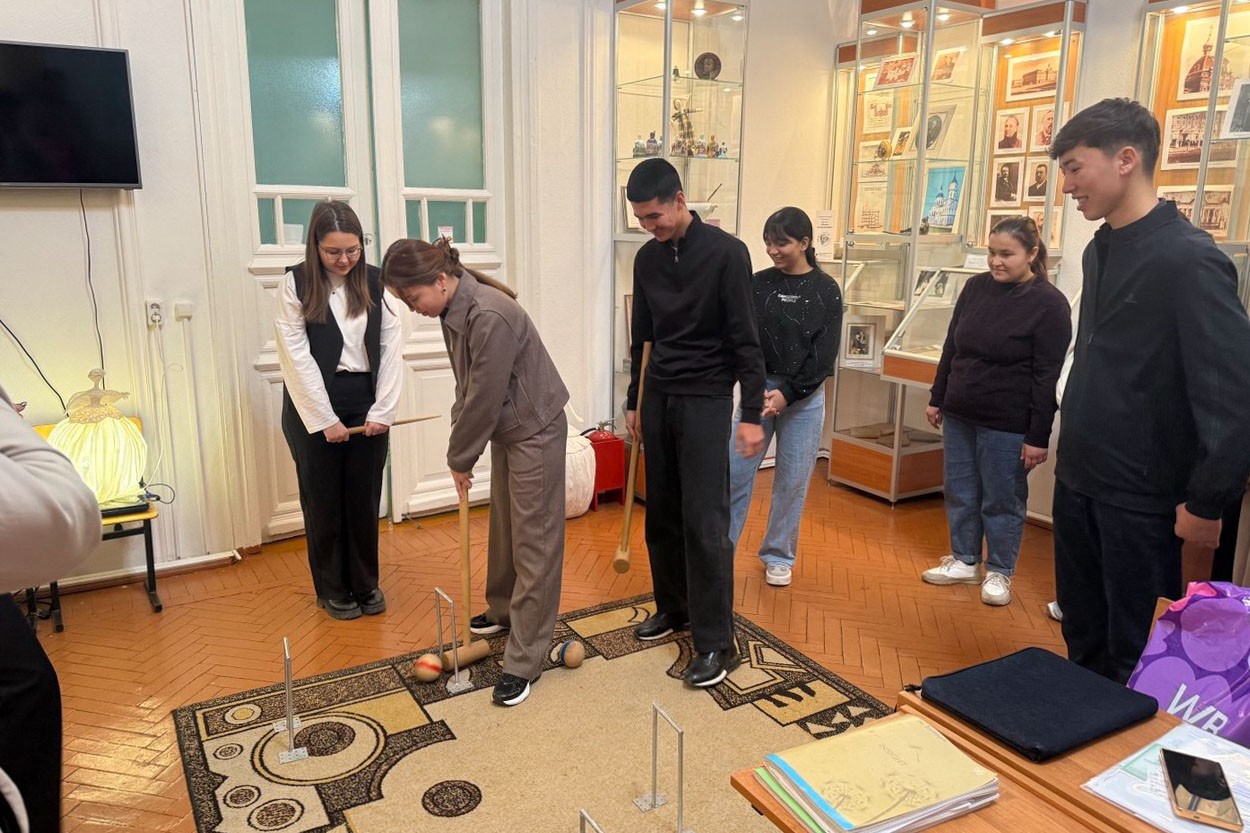 Студенты подготовительного факультета погрузились в историю института Студенты подготовительного факультета погрузились в историю института