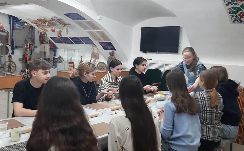 Студенты посетили мастер-класс по изготовлению глиняной тарелки Студенты посетили мастер-класс по изготовлению глиняной тарелки