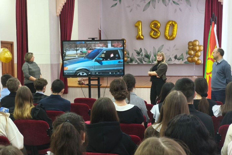 Елабужский институт КФУ провел профориентационные встречи в школах Заинска Елабужский институт КФУ провел профориентационные встречи в школах Заинска