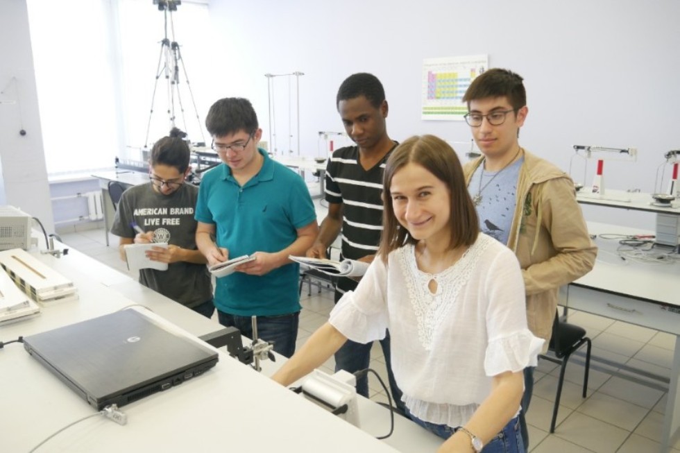 Practice in mechanics (laboratory �� 706, 707)