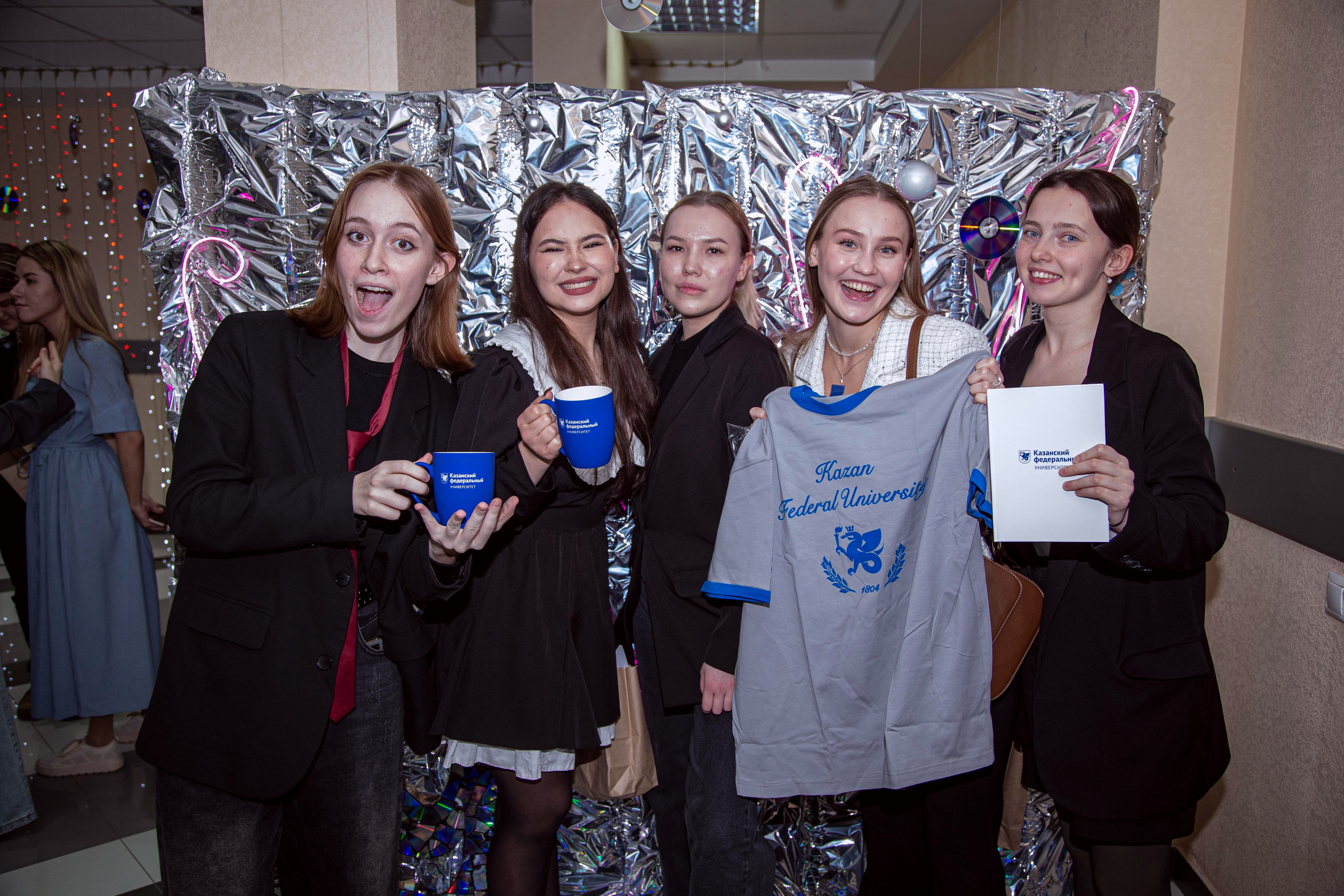 ����� ����