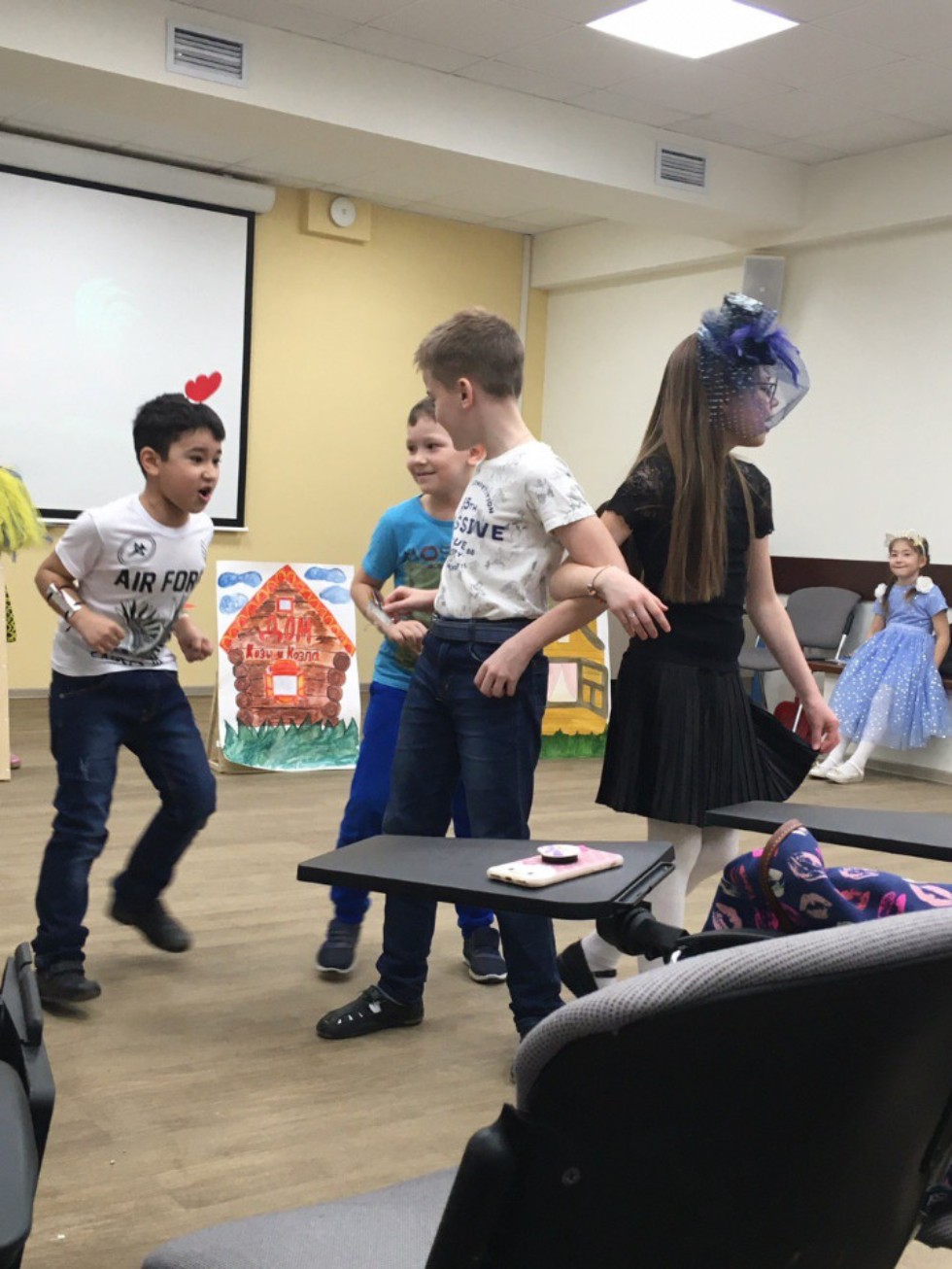 В детском театре 'Радуга' прошла генеральная репетиция спектакля 'Кошкин дом' В детском театре 'Радуга' прошла генеральная репетиция спектакля 'Кошкин дом'