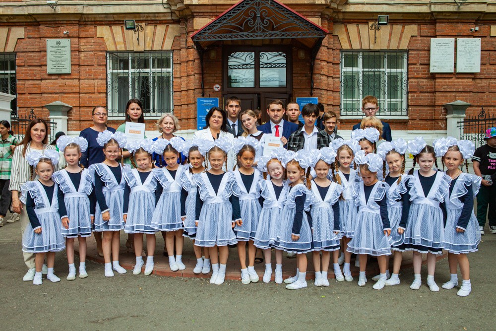 Сегодня в актовом зале Елабужского института Казанского Федерального университета состоялась торжественная линейка 'Учителем быть круто!' Сегодня в актовом зале Елабужского института Казанского Федерального университета состоялась торжественная линейка 'Учителем быть круто!'