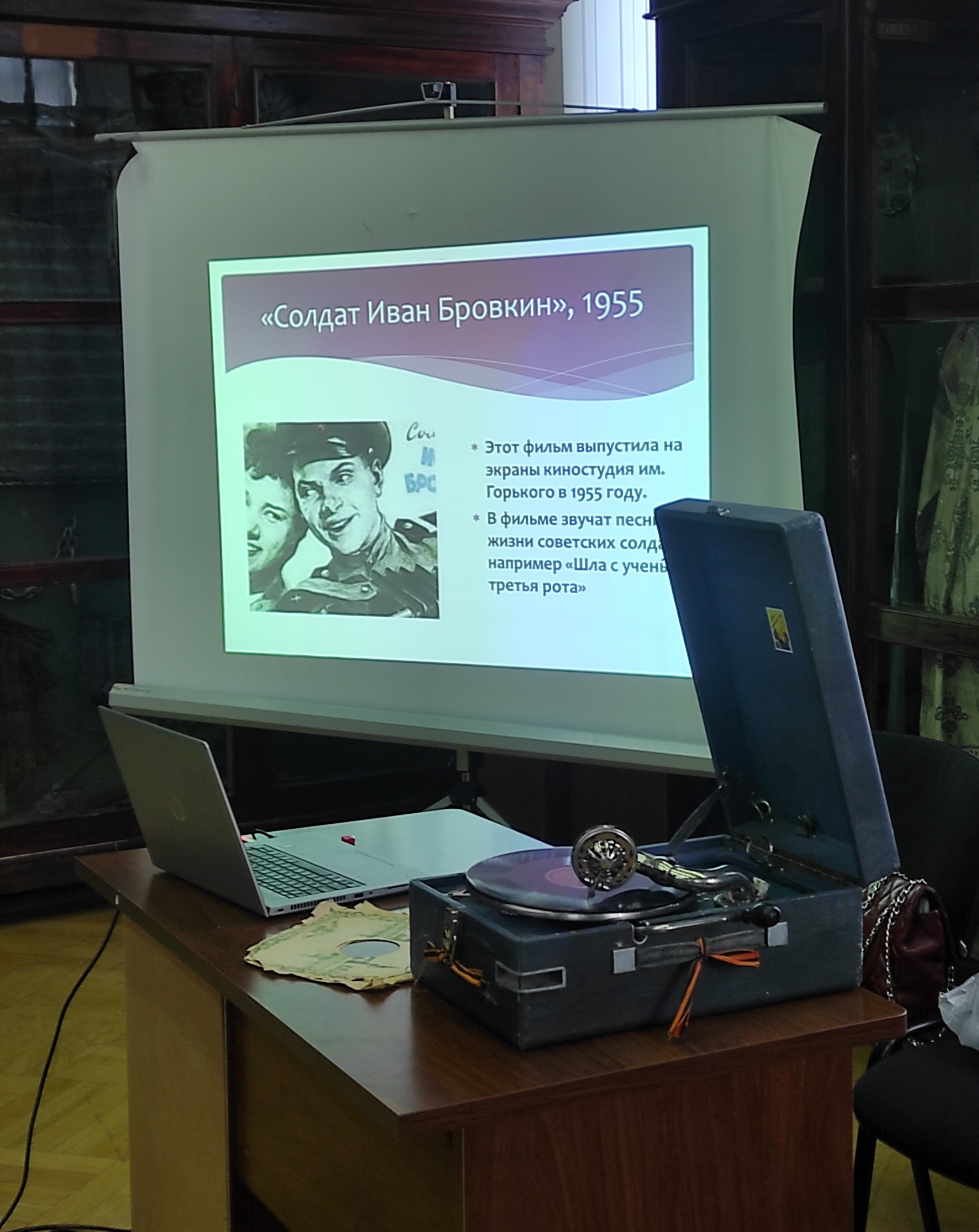 В Этнографическом музее КФУ звучали звуки патефонных пластинок В Этнографическом музее КФУ звучали звуки патефонных пластинок