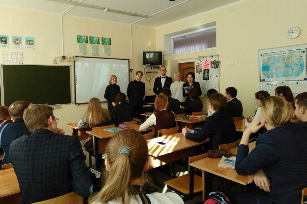 Студенты и преподаватели Елабужского института КФУ ведут профориентационную работу с будущими абитуриентами Студенты и преподаватели Елабужского института КФУ ведут профориентационную работу с будущими абитуриентами