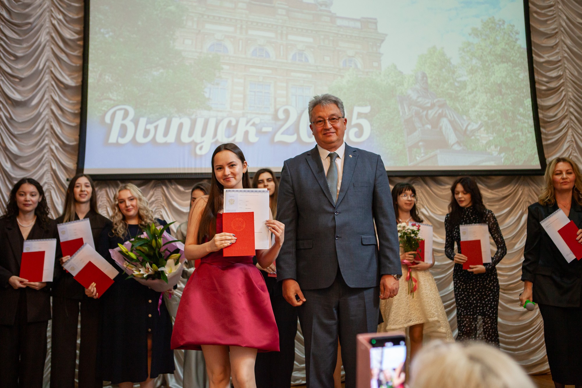 Состоялось вручение дипломов выпускникам Елабужского института КФУ Состоялось вручение дипломов выпускникам Елабужского института КФУ