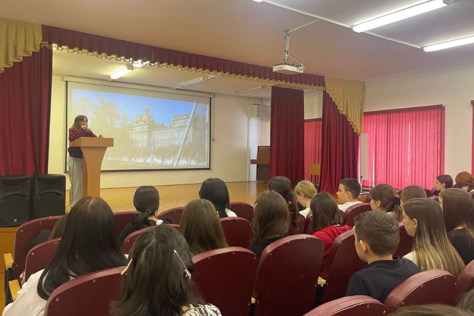 Участники 'Школы экскурсоводов' провели профориентационные встречи в школах Участники 'Школы экскурсоводов' провели профориентационные встречи в школах