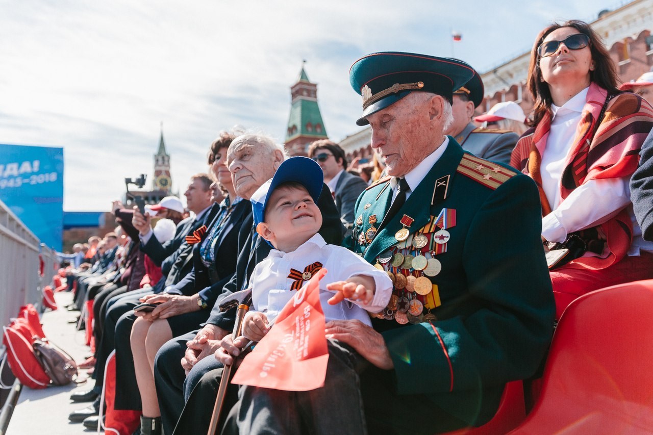 9 мая день победы москва. Празднование дня Победы. Ветераны на параде 9 мая. День Победы парад. Праздничный парад.