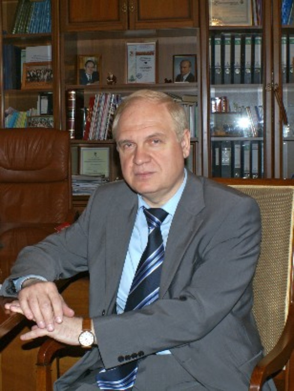 Профессор КФУ Андрей Николаевич Ершов презентовал авторский фотоальбом 'Модерн в архитектуре Казани' в крупнейшем московском книжном магазине 'Библио-Глобус' Профессор КФУ Андрей Николаевич Ершов презентовал авторский фотоальбом 'Модерн в архитектуре Казани' в крупнейшем московском книжном магазине 'Библио-Глобус'