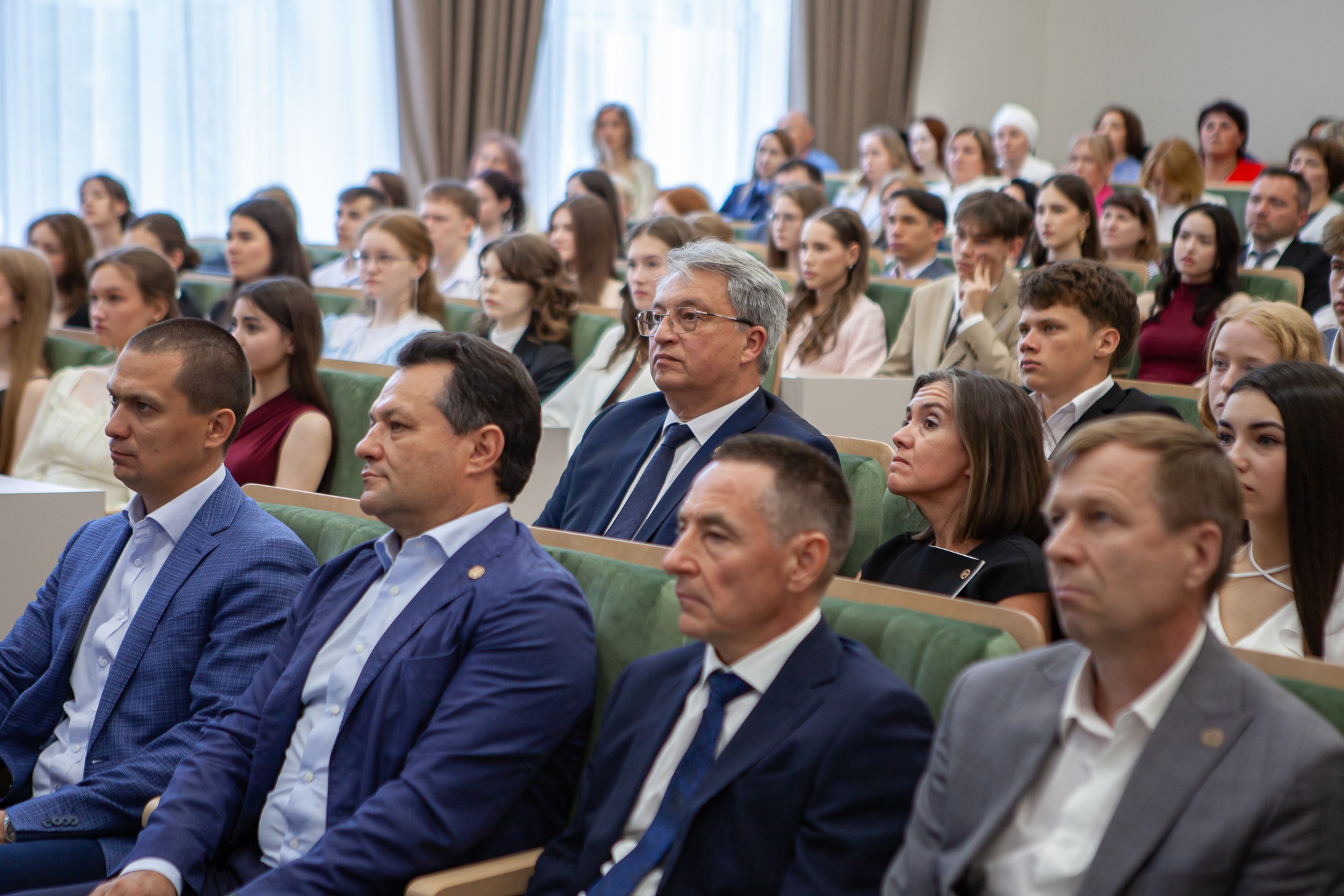 Выпускникам школы КФУ 'Университетская' торжественно вручили медали Выпускникам школы КФУ 'Университетская' торжественно вручили медали