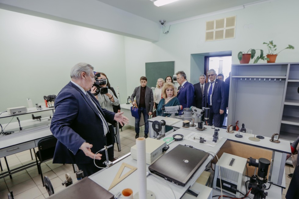 Rector Ilshat Gafurov presents pedagogical education to local media