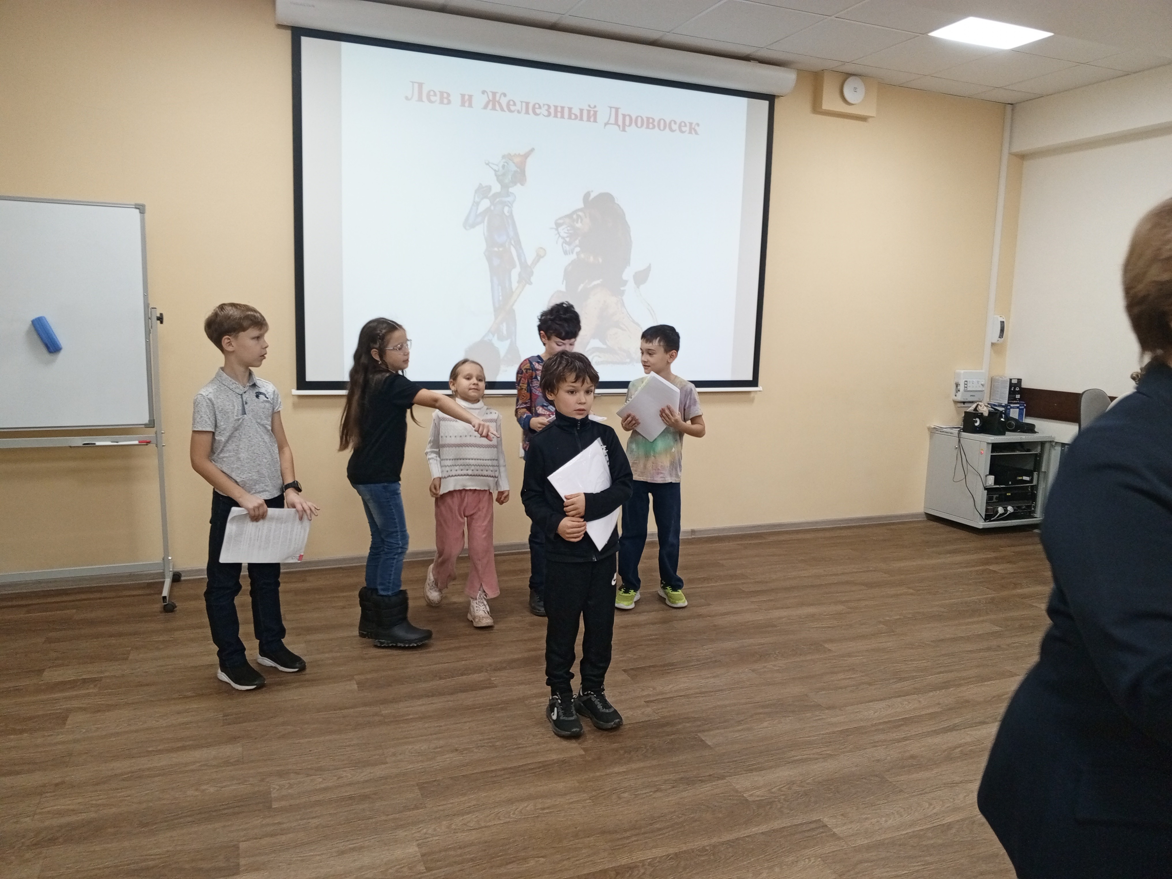 Идет подготовка к спектаклю детского театра 'Радуга' 'Волшебник Изумрудного города' Идет подготовка к спектаклю детского театра 'Радуга' 'Волшебник Изумрудного города'