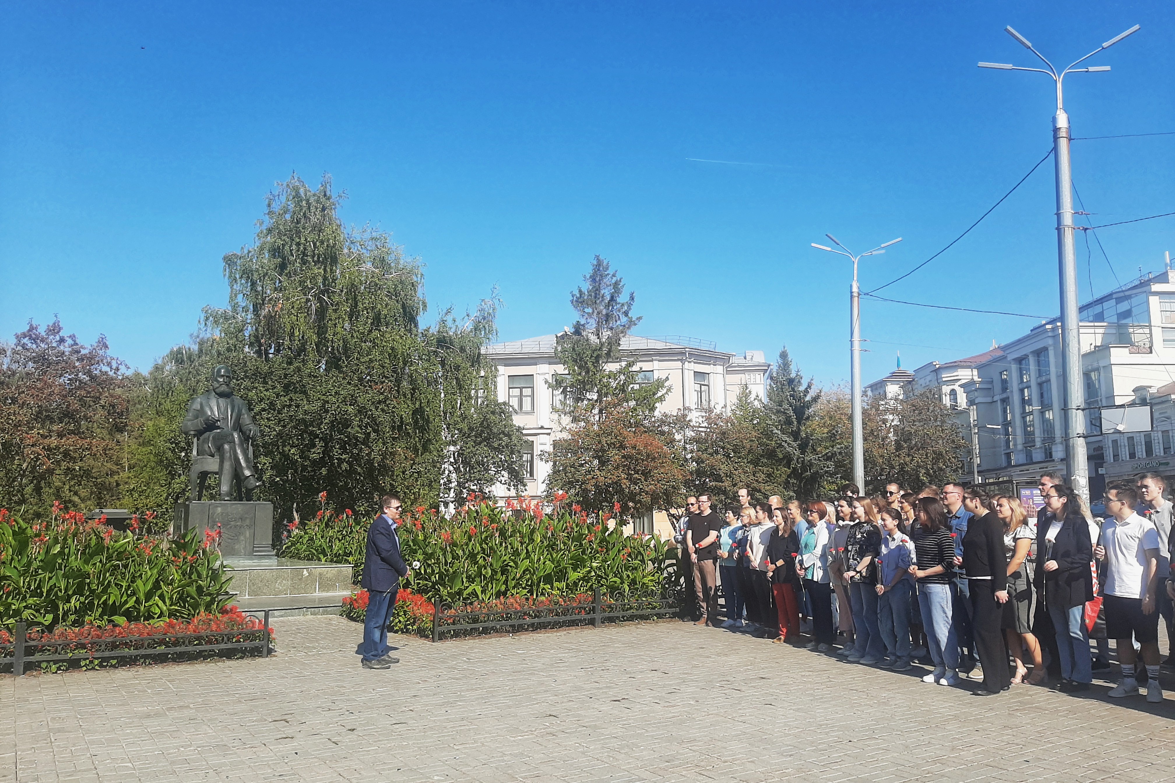 Студенты и преподаватели Химического института возложили цветы к памятнику Александра Михайловича Бутлерова Студенты и преподаватели Химического института возложили цветы к памятнику Александра Михайловича Бутлерова