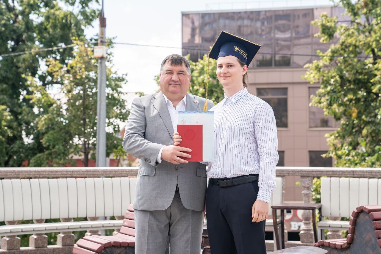 Ректор КФУ вручил красный диплом сотруднику Лаборатории интеллектуальных робототехнических систем Ректор КФУ вручил красный диплом сотруднику Лаборатории интеллектуальных робототехнических систем