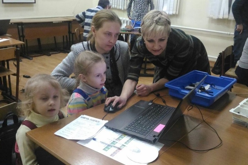 Сразу три площадки представили преподаватели кафедры математики и прикладной информатики и студенты на 'Ночь науки' Сразу три площадки представили преподаватели кафедры математики и прикладной информатики и студенты на 'Ночь науки'