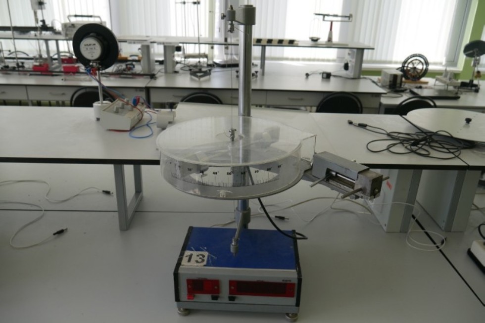 Practice in mechanics (laboratory �� 706, 707)