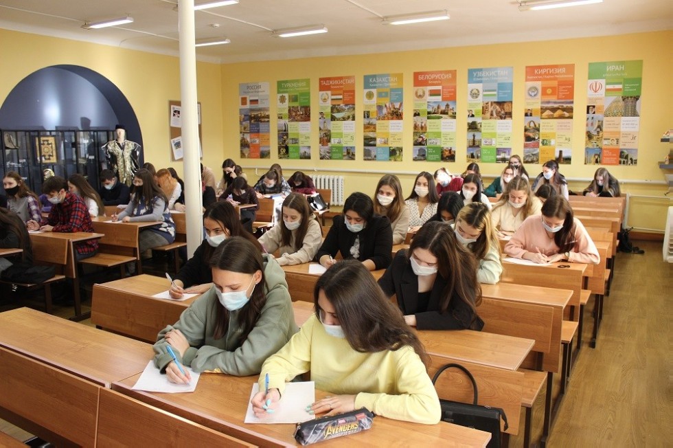 Студенты Елабужского института приняли участие во Всероссийском диктанте по английскому языку