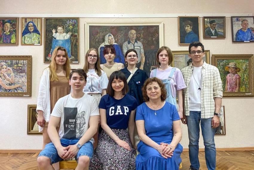 Студенты центра японоведения посетили портретную выставку Зуфара Гимаева